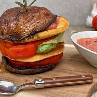 Portobello-Burger mit Ochsenherztomate und Linsenpatty