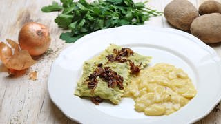 Maultaschen mit geschmälzten Zwiebeln und Kartoffelsalat