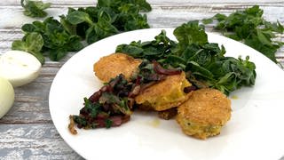 Kartoffeltaler in Parmesan-Ei-Hülle mit Speckstippe 