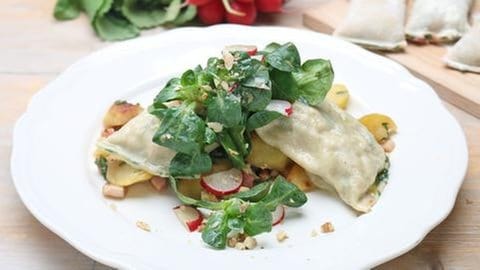 Wildmaultaschen mit Salat