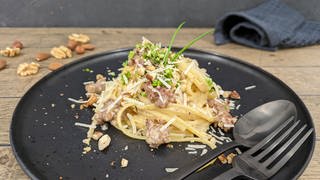 Linguine mit gebratener Salsiccia und Nusscreme