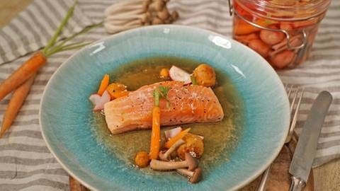 Confierter Bio-Lachs mit gepickeltem Gemüse 