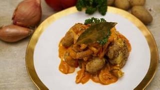 Paprika-Geschnetzeltes mit frittierten Quetschkartoffeln