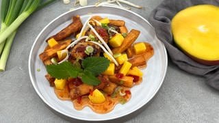 BBQ-Chicken-Salat mit Mango und Süßkartoffel-Pommes