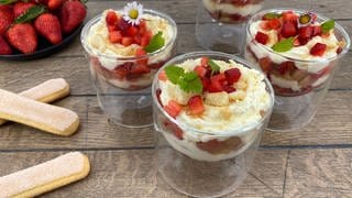 Rhabarber-Erdbeer-Dessert im Glas
