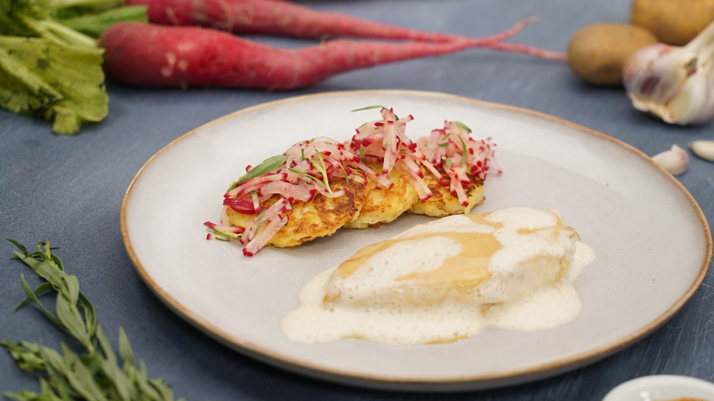 Maispoulardenbrust mit Rettich-Kartoffel-Talern und rotem Rettich-Salat