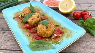 Geschmolzene Tomaten mit Bulgur-Linsen-Kugeln