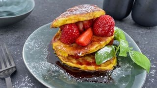Mais-Pancakes mit Erdbeeren