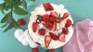 Eton Mess: Baiser-Dessert mit Erdbeeren