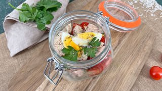 Reissalat im Glas mit Thunfisch, Tomaten und Ei