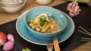 Grünes Thai-Curry mit Zuckerschoten und Staudensellerie