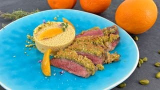 Minutensteaks vom Rind mit Pistazienkruste zu Orangen-Couscous