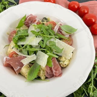 Tomaten-Basilikum-Salat mit Mozzarella und Parmaschinken