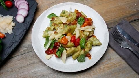 Basilikumgnocchi mit geschmorten Tomaten