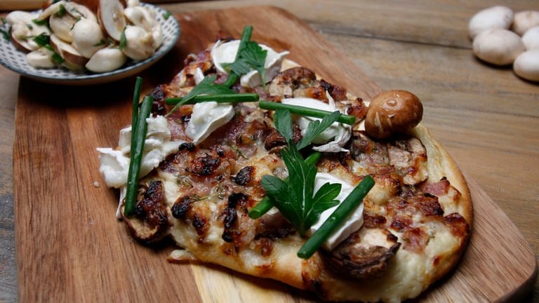 Brotfladen mit Champignons und Ziegenkäse