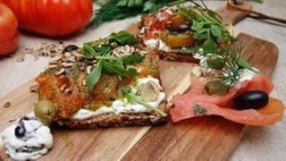 Ochsenherztomaten in Kräuterpanade mit Olivencreme