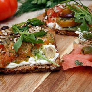 Ochsenherztomaten in Kräuterpanade mit Olivencreme