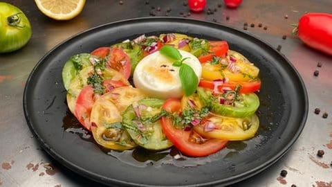 Süß-scharfes Tomaten-Carpaccio mit Burrata