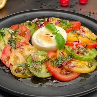 Süß-scharfes Tomaten-Carpaccio mit Burrata