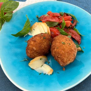 Arancini mit Tomatensalat