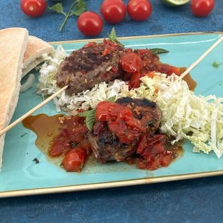 Gewürz-Kebab mit Tomaten-Minz-Salsa