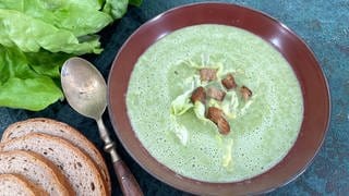 Kopfsalat-Suppe mit Croutons