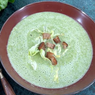 Kopfsalat-Suppe mit Croutons