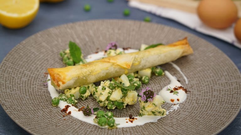 Börek mit Erbsenpüree und Schnittlauch-Eiern