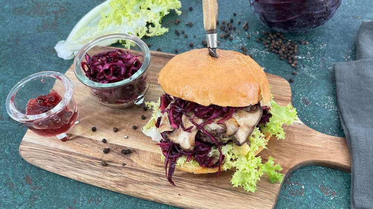 Wildburger mit Rotkohlsalat und gebratenen Pilzen