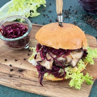 Wildburger mit Rotkohlsalat und gebratenen Pilzen