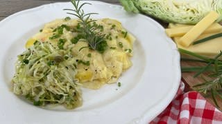 Gratinierte Käse-Kartoffeln mit Spitzkohlsalat