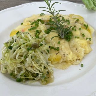 Gratinierte Käse-Kartoffeln mit Spitzkohlsalat