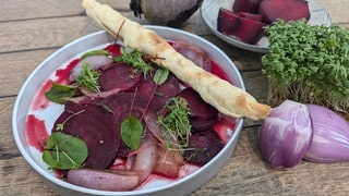 Lauwarmer Rote Bete Salat mit Käsestangen