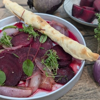 Lauwarmer Rote Bete Salat mit Käsestangen