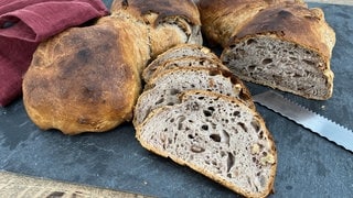 Genetztes Bauernbrot mit Walnüssen