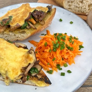 Pilz-Toast mit Karottensalat