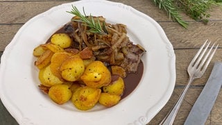 Zwiebelrostbraten mit Bratkartoffeln