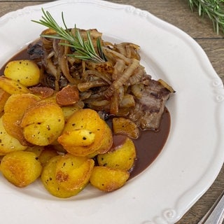 Zwiebelrostbraten mit Bratkartoffeln