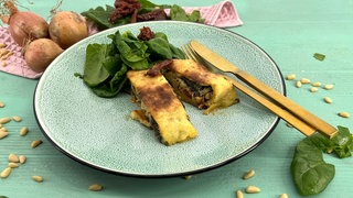 Kartoffelrolle mit Spinat, Pinienkernen und Tomaten