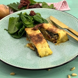 Kartoffelrolle mit Spinat, Pinienkernen und Tomaten