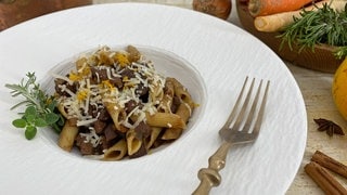 Pasta mit Rehragout und Preiselbeeren