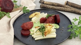 Gebratene Schwarzwurzeln mit Rote Bete-Püree und Petersiliensauce