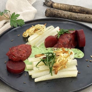 Gebratene Schwarzwurzeln mit Rote Bete-Püree und Petersiliensauce