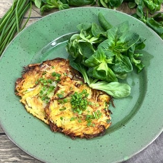 Käse-Rösti mit Feldsalat