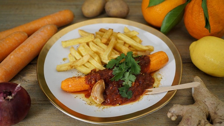 Geschmorte Möhren à la Currywurst mit Pommes frites