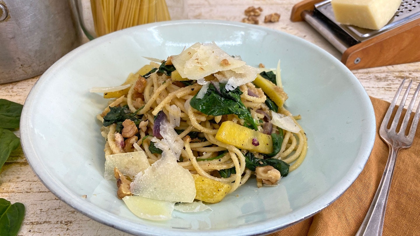 Spaghetti mit Spinat und Walnuss-Pesto