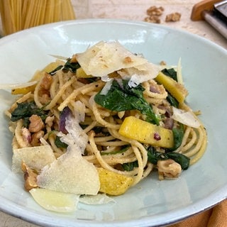 Spaghetti mit Spinat und Walnuss-Pesto