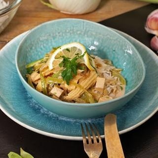 Grünes Thai-Curry mit Zuckerschoten und Staudensellerie