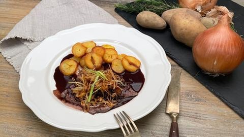 Zwiebelrostbraten mit Bratkartoffeln