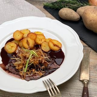 Zwiebelrostbraten mit Bratkartoffeln